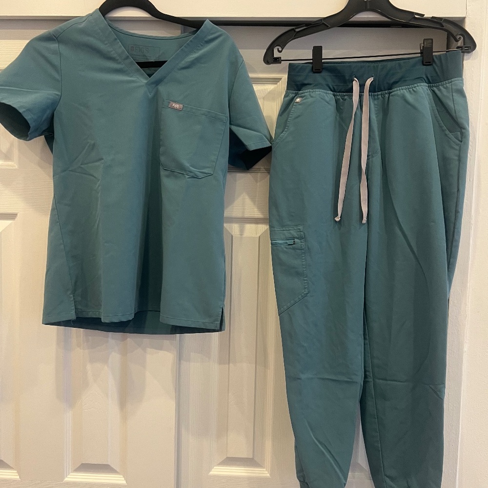 FIGS Women’s Catarina scrub top teal size small